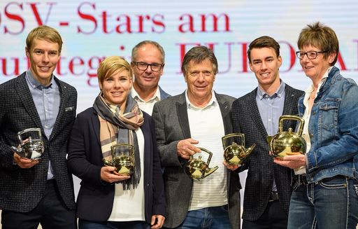  vlnr: Franz-Josef Rehrl (Gewinner Silberne Teekanne), Nicole
Schidhofer(Gewinnerin Ski Alpin Damen), Dr. Michael Lehrer
(Marketingleiter TEEKANNE), Prof. Peter Schröcksnadel (ÖSV
Präsident), Stefan Kraft (Gewinner Goldene Teekanne Ski Nordisch),
Annemarie Moser-Pröll (Erste Siegerin der Goldenen Teekanne vor 40
Jahren)