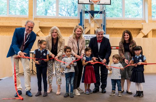  Eröffnungsfeier des International Campus Vienna (v.l.n.r.):
Marcus und Sylvia Aszmann, Michaela Kröss (International Campus
Vienna), Wolfgang und Renate Achtsnit (Architekten), Kinder
(v.l.n.r.): Hanah, Aron, Aurelie, Ruben, Piper