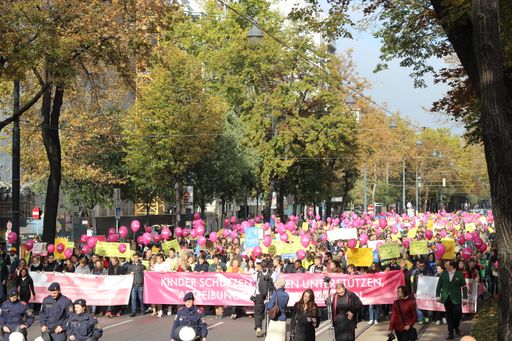 Mehrheitlich junge Menschen und Familien
demostrierten friedlich für das unbedingte Recht auf Leben eines
jeden Menschen, ob geboren oder noch im Mutterleib.