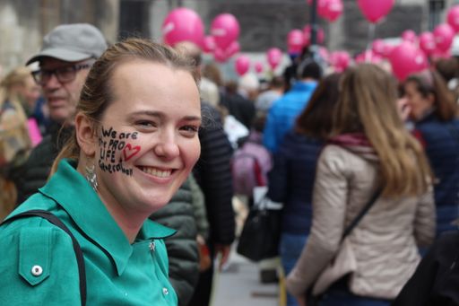 Vorschau Bild von Die Pro Life Revolution geht weltweit vermehrt von
den jungen Generationen aus. Mit Freude und Zuversicht setzen sich
die Teilnehmer des Marsches für ihr Herzensanliegen ein - den Schutz
jedes menschlichen Lebens sowie bessere Unterstützung von Frauen und
Familien in Not und Alternativen zum Unrecht der Abtreibung.