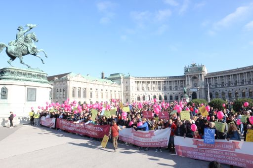 Vorschau Bild von Rund 4000 Menschen - ein deutlicher Anstieg der
Teilnehmeranzahl gegenüber dem Vorjahr - demostrierten für den
kompromisslosen Schutz jedes Menschen von der Empfängnis bis zum
natürlichen Tod.