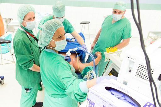 Der Anästhesist hat eine große Bandbreite an
Aufgaben zu erfüllen. Nicht nur direkt im OP-Saal