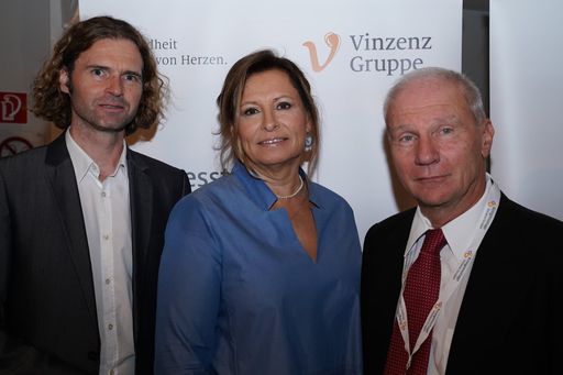 Vorschau Bild von Kongresspräsident Professor Gerhard Redl (rechts)
mit Gastgebern Ärztliche Direktorin Dr. Katharina Wolman und GF Mag.
David Pötz (aus dem Orthopädischen Spital Speising