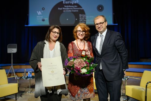 Vorschau Bild von (v.l.n.r.) Veronica Kaup-Hasler (Stadträtin für
Kultur- und Theaterwissenschaften), Ulrike Guérot (Preisträgerin des
Paul-Watzlawick-Ehrenrings 2019), Thomas Holzgruber
(Kammeramtsdirektor der Ärztekammer für Wien)