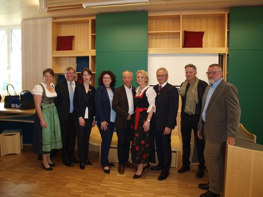 v.l.n.r.: Bundesrätin Andrea Wagner; Bürgermeister der
Marktgemeinde Rappottenstein Ing. Josef Wagner; Dipl.-Ing. Dr.
Claudia Maria Walther / Bildungslandschaften in Bewegung; Hofrätin
Doris Wagner, MEd, BEd / Bildungsdirektion Niederösterreich,
Leiterin des Bereichs pädagogischer Dienst; Mag. Joachim Rauch /
AUVA; OST Andrea Strohmayer / Direktorin der VS und NMS
Rappottenstein; Präsident des Bundesrates Karl Bader;
Landschaftsarchitekt Christian Winkler; Tischlermeister Hermann
Neulinger / Tischlerei Neulinger