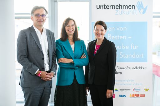 https://www.apa-fotoservice.at/galerie/20755 Johann Schachner
(Geschäftsführer Atos Österreich), Vorstandsmitglied Unternehmen
Zukunft; Sophie Karmasin (Karmasin Research), Geschäftsführerin
Unternehmen Zukunft und Sabine Bothe, (Geschäftsführerin HR Magenta
Telekom), stellvertretende Präsidentin Unternehmen Zukunft.