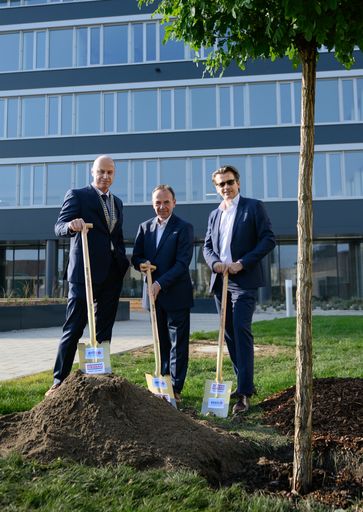 Erste Group Immorent-Geschäftsführer Wolfgang
Hausner, der Liesinger Bezirksvorsteher Gerald Bischof und STRABAG
Real Estate Österreich-Geschäftsführer Erwin Größ (vlnr im Foto)
pflanzen einen Baum bei der feierlichen Eröffnung vom nachhaltigen
Bürogebäude silo plus in Wien-Liesing.