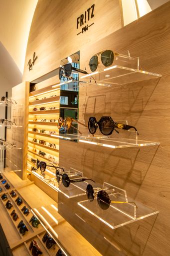 Vorschau Bild von Die sehen!wutscher-Filiale in der Getreidegasse bietet eine
riesige Markenauswahl und immer die neuesten Brillen- und
Sonnenbrillentrends.