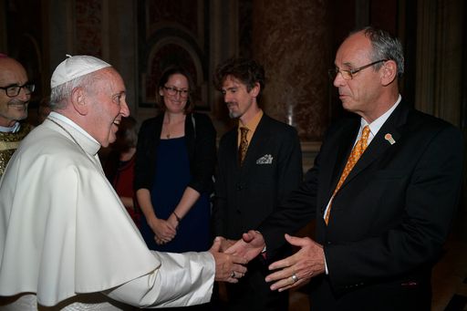 Papst Franziskus begleitet von Kardinal Czerny SL begrüßt Prof.
Dr. Peter A. Bruck zum Gespräch über Syrisches Projekt Salzburg in
Privataudienz