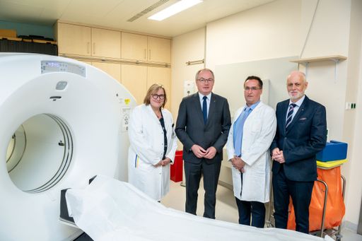  Prim. Dr. Martina Metz (Leiterin der
Strahlentherapie und Radioonkologie LK Wiener Neustadt), LHSTV Dr.
Stephan Pernkopf, Prim. Assoc. Prof. Dr. Anton Staudenherz (Leiter
des Institutes für Nuklearmedizin, molekulare Bildgebung und
spezielle Endokrinologie UK St. Pölten), Patientenanwalt Dr. Gerald
Bachinger