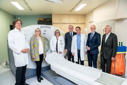 Vorschau Bild von Prim. Assoc. Prof. Dr. Martin Wiesholzer (Leiter
der Klinische Abteilung für Innere Medizin 1 UK St. Pölten), Dr.
Silvia Bodi, stellvertr. GF der NÖ Landeskliniken-Holding, Prim. Dr.
Martina Metz (Leiterin der Strahlentherapie und Radioonkologie LK
Wiener Neustadt), LHSTV Dr. Stephan Pernkopf, Prim. Assoc. Prof. Dr.
Anton Staudenherz (Leiter des Institutes für Nuklearmedizin,
molekulare Bildgebung und spezielle Endokrinologie UK St. Pölten),
Patientenanwalt Dr. Gerald Bachinger, Prim. Univ.-Prof. Dr. Martin
Pecherstorfer (Leiter der Klinischen Abteilung für Innere Medizin 2
UK Krems)