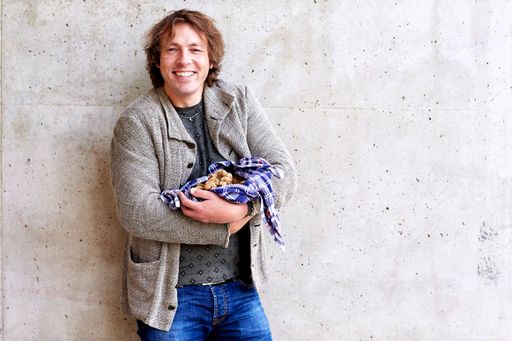 Der Botschafter Luca Miliffi hält das Glück in seinen Armen