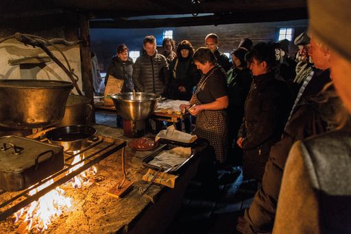 Vorschau Bild von Stübing - In der Rauchstube wird das Dessert,
schmalzbackene Krapfen, frisch zubereitet.