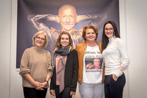 von links nach rechts: Mag.a Gabriele Graumann, Geschäftsführerin
des Kuratorium Wiener Pernsionisten-Wohnhäuser Sarah Bruckner,
Fotografin des Kalenders Madlena Komitova, Chefin der
PensionistInnenklubs für die Stadt Wien Denise Goban, Visagsitin und
Bodypainterin Die Präsentation fand am 16. und am 17. Oktober im
Projektraum des WUK im 9. Beirk statt. Honorarfrei in Zusammenhang
mit dem Kalender "Golden Age"/ PensionistInnenkluns für die Stadt
Wien.