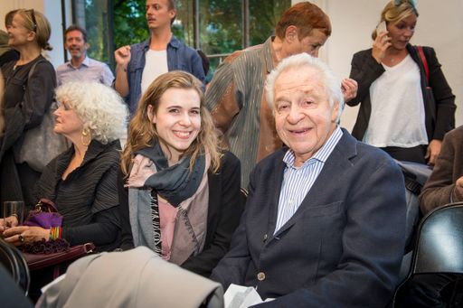 Vorschau Bild von Die Fotografin Sarah Bruckner mit dem Ehrengast der
Kalender-Präsentation, dem Operetten-Star Harald Serafin. Serafins
Kommentar zu dem aussergewöhlichen Kalender-Projekt mit Wiener
Models 60+: "Wunderbar!"