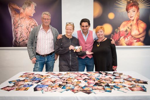 Vorschau Bild von Auch einige Prominente interessierten sich für dieses engagierte
Generationen-Miteinader-Projekt bei dem junge MitarbeiterInnen der
PernsionistInnenklubs für die Stadt Wien Klub-Mitglieder beiderlei
Geschlechts 60+ für dieses Kalender-Projket gekonnt in Szene
setzten. Angetan zeigten sich auch die Schauspielerin Michou Friesz
(2. von links) und der Stand-up-Comedian Walid Azak (3. von links).
Links und rechts flankiert von zwei Kalender-Models.