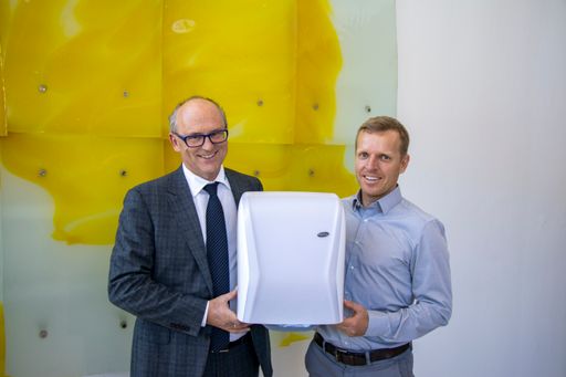 Firmenchef Hans Georg Hagleitner und Entwicklungsleiter Christoph
Lind mit dem Hybrid-Hygienespender (v. l. n. r.)