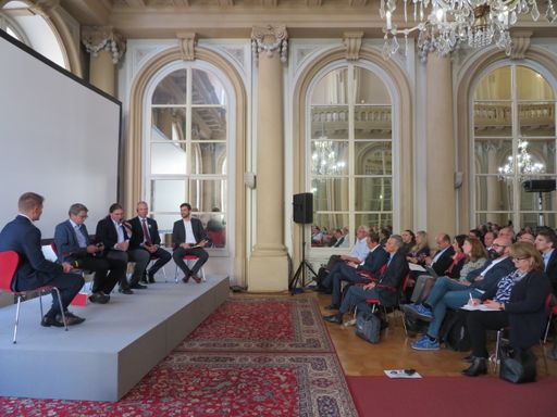 Eine Podiumsdiskussion mit Vertretern von Städten
aus dem Eurocities-Netzwerks (Wien, Brünn, Warschau und Oslo)
lieferte eine Reihe von Empfehlungen für Bratislava und sein
österreichisches Umland