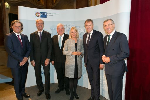 Der neue DHK Präsident Hans Dieter Pötsch (2.v.l.)
mit (ganz links) Harald Pflanzl (BASF Österreich) und weiter
v.l.n.r. Walter Rothensteiner (Österr. Raiffeisenverband), Elisabeth
Hintermann (Mühldorfer GmbH & Co KG), Christian Jauk (Capital Bank -
Grawe Gruppe AG) und Thomas Birtel (Strabag SE).