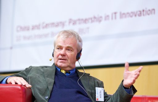 Prof. Zorn berichtet im Interview darüber, wie es überhaupt zur
ersten deutschen E-Mail kam und wie sich diese von heutigen E-Mails
unterscheidet. Foto: HPI/K. Herschelmann / Weiterer Text über ots
und www.presseportal.de/nr/22537 / Die Verwendung dieses Bildes ist
für redaktionelle Zwecke honorarfrei. Veröffentlichung bitte unter
Quellenangabe: "obs/HPI Hasso-Plattner-Institut/KAY HERSCHELMANN"