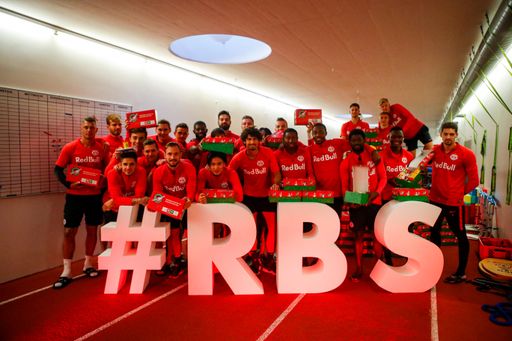 SALZBURG,AUSTRIA,17.OCT.19 - SOCCER - tipico Bundesliga, Red Bull
Salzburg, Weihnachten im Schuhkarton Packparty. FC Red Bull Salzburg
unterstützt weltweite Geschenkaktion. Image shows the team of RBS.
Photo: GEPA pictures/ Jasmin Walter - For editorial use only. Image
is free of charge. Weiterer Text über ots und
www.presseportal.de/nr/56021 /