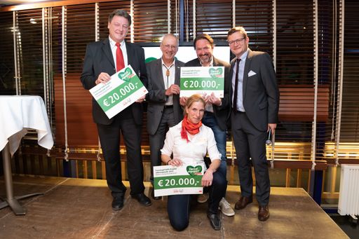  (v.l.n.r.) Präsident General Josef Schmoll vom österreichischen
Roten Kreuz – Landesverband Niederösterreich, Prof. Roman Türk,
Präsident Naturschutzbund Österreich mit Projektleiter Mag. Gernot
Neuwirth und dem Fressnapf Österreich Geschäftsführer Hermann Aigner
und Mag. Roswitha Zink (sitzend), Obfrau des Vereins
e.motion-Lichtblickhof bei der Übergabe der Jahresspenden.
