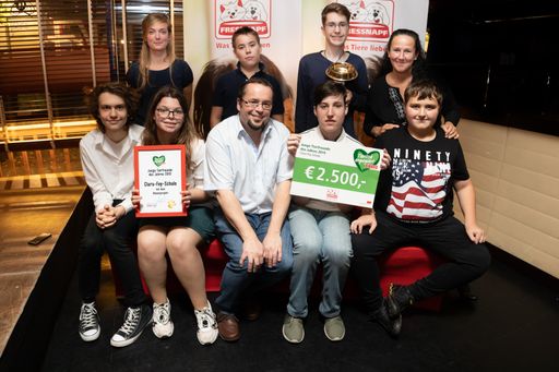 Vorschau Bild von Die Gewinner der Kategorie „junge Tierfreunde“: die
Clara Fey Schule mit ihrem Bienenprojekt. Diana Frömelt (hinten
links), Projektleitung mit dem Projektteam und Kollegen.