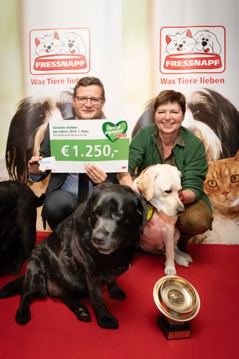 Vorschau Bild von Fressnapf Österreich Geschäftsführer Hermann Aigner mit der
Gewinnerin der Kategorie „tierische Helden“ Barbara Mair vom Verein
„Therapiehunde Mensch & Tier“ und ihren beiden Therapiehunden Mira
und Kim