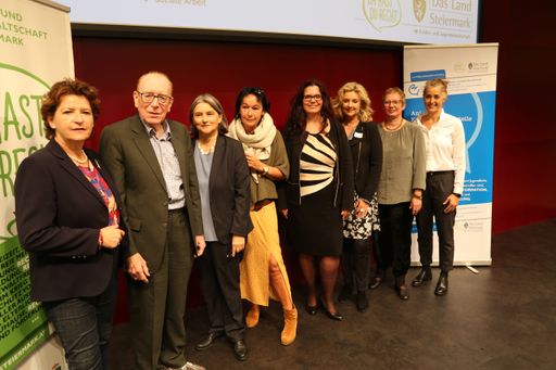  Die drei Referent/innen mit Landesrätin Ursula
Lackner, der Kinder- und Jugenanwältin, der Leiterin der
Fachabteilung Gesellschaft, der Leiterin des Insituts Soziale
Arbeit, FH JOANNEUM und der Verantwortlichen der Anlauf- und
Koordinierungsstelle