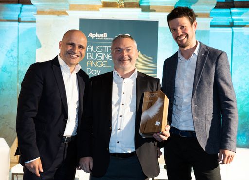 Business Angel of the Year 2019 Markus Ertler
gemeinsam mit aws Geschäftsführer Bernhard Sagmeister (li.) und dem
Business Angel of the Year 2018 Lukas Püspök.