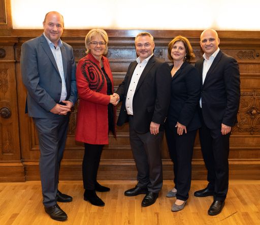Vorschau Bild von Petra Bohuslav, niederösterreichische
Wirtschaftslandesrätin, gratuliert dem Business Angel of the Year
2019 Markus Ertler. Gemeinsam mit: Michael Moll, Geschäftsführer des
NÖ-Inkubator accent, Doris Agneter, Geschäftsführerin tecnet equity
und aws Geschäftsführer Bernhard Sagmeister.