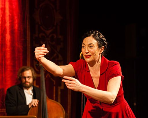 Die Schauspielerin und Sängerin Tamara Stern brilliert an sechs
Abenden in dem Ein-Frau-Musical LOLA-BLAU in sechs Häusern zum
Leben. Bei freiem Eintritt sind alle BewoherInnen der Häuser sowie
alle kultur-interessierten SeniorInnen 60+ aus dem jeweiligen Grätzl
herzlich eingeladen!