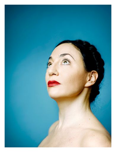 Vorschau Bild von Die Schauspielerin und Sängerin Tamara Stern spielt
an sechs Abenden das Ein Frau-Musical LOLA BLAU in den Häusern zum
Leben.