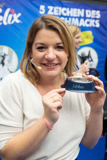 Vorschau Bild von Verena Schneider mit personalisiertem Futternapf