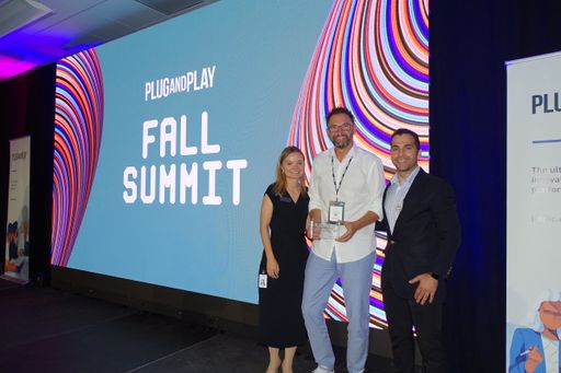 Festakt im Silicon Valley: „Innovations-Award 2019“
für Energie Steiermark. Verleihung durch Wade Bitaraf (re.) und
Marit Iyngbaek („Plug and Play“) an Innovations-Chef Thomas Wiedner
(Mitte).