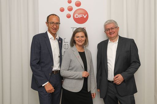  https://www.apa-fotoservice.at/galerie/19611 Wien im Bild von
links nach rechts: Andreas Haider, Präsident des Österreichischen
Franchise-Verband, Barbara Steiner Generalsekretärin des
Österrreichischen Franchise-Verband und Herbert March, mm insights