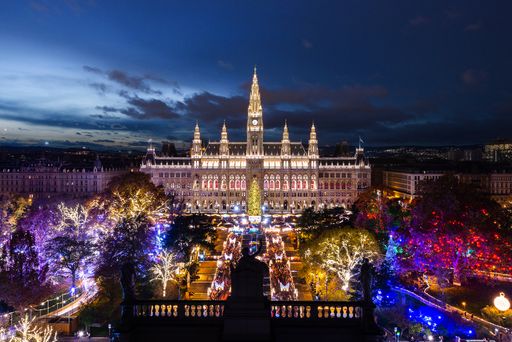  Mit seiner 600 Jahre alten Tradition bieten der
berühmteste und älteste Wiener Christkindlmarkt und der Wiener
Weihnachtstraum zauberhafte Adventstimmung für Jung und Alt.