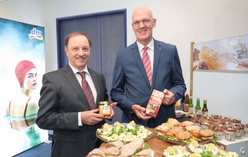 Vorschau Bild von https://www.apa-fotoservice.at/galerie/20619 WALS/SALZBURG -
2019-10-24: Bilnazpresseknferenz DM Drogeriemarkt in der
Firmenzentrale in Wals bei Salzburg. Im Bild v.l. Manfred Kühner
(Stellvertretender Vorsitzender der Geschäftsführung) und Martin
Engelmann (Vorsitzender der Geschäftsführung)