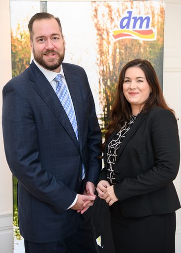 Vorschau Bild von https://www.apa-fotoservice.at/galerie/20623 Im
Bild v.l.n.r.: Harald Bauer, dm Geschäftsführer und Petra Gruber, dm
Geschäftsführerin.