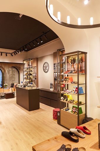 Vorschau Bild von BIRKENSTOCK eröffnet im Herzen von Wien (Bildnutzung freigegeben
zur einmaligen redaktionellen Verwendung im Rahmen der
Berichterstattung über das Store Opening in Wien). Weiterer Text
über ots und www.presseportal.de/nr/110692