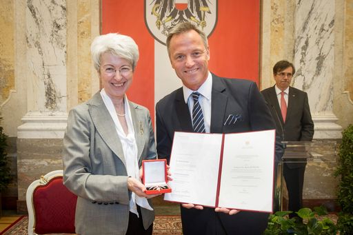 Im Rahmen eines Festakts überreichte
Bundesministerin Mag. Elisabeth Udolf-Strobl Donnerstagabend das
„große Ehrenzeichen für Verdienste um die Republik Österreich“ an
Prof. Dr. Robin Rumler. Das Ehrenzeichen wird an Personen verliehen,
die für die Republik Österreich hervorragende gemeinnützige
Leistungen vollbracht und ausgezeichnete Dienste geleistet haben.