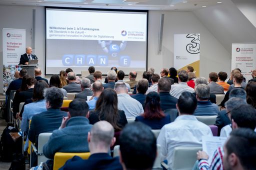 Rund 120 technologie-affine Besucherinnen und
Besucher diskutierten am 23. Oktober Vor- und Nachteile sowie
Chancen und Risiken für die Wirtschaft, Gesellschaft und das eigene
Unternehmen durch AI, IoT und 5G.