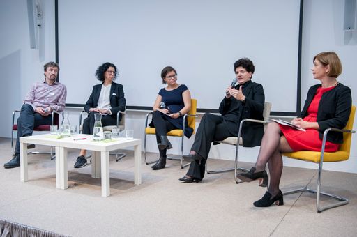 Vorschau Bild von Ingrid Brodnig brachte den Konsens der
Podiumsdiskussion auf den Punkt: Es braucht Standards, die regeln,
wie Dinge im IoT miteinander kommunizieren. Aber gleichzeitig können
Standards nicht ganz allein alle Probleme lösen.