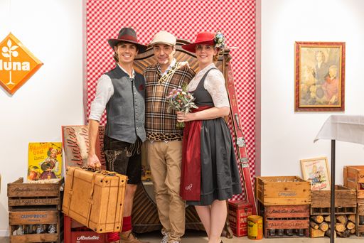 Das Almdudler Trachtenpärchen hat anlässlich der Eröffnung in die
Dudlerei vorbeigeschaut.