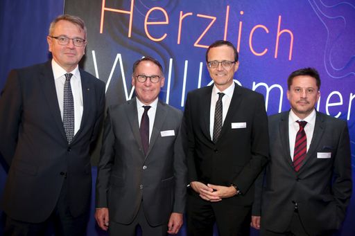 Vorschau Bild von Andreas Kranabitl, Geschäftsführer Spar Business Services; Peter
Werzer, CEO Axians ICT Austria; Hermann Sikora, Geschäftsführung GRZ
IT Center; Arthur Greiderer, Geschäftsführung GRZ IT Center (von
links).