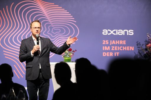 Vorschau Bild von Der Linzer Genetiker Markus Hengstschläger bei seiner Keynote zu
„25 Jahre Zukunft“.