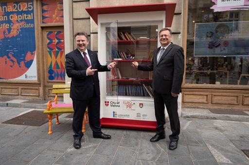  Der Wiener Bürgermeister Dr. Michael Ludwig und der
Laibacher Bürgermeister Zoran Janković vor dem offenen Bücherschrank
bei den Wien Tagen in Ljubljana.