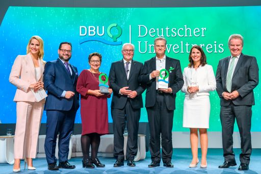 "Mit mutigen Entscheidungen heute positive Wechselwirkungen für
morgen auslösen"/ Bundespräsident überreichte heute Deutschen
Umweltpreis der DBU - Kögel-Knabner und Schneider geehrt /
Gemeinsame Freude über den Deutschen Umweltpreis