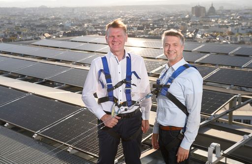 Wien Energie-Geschäftsführer Michael Strebl (links)
und Hans Köppen, Geschäftsführer Haus des Meeres, bei der Montage
des neuen Solardachs am Haus des Meeres