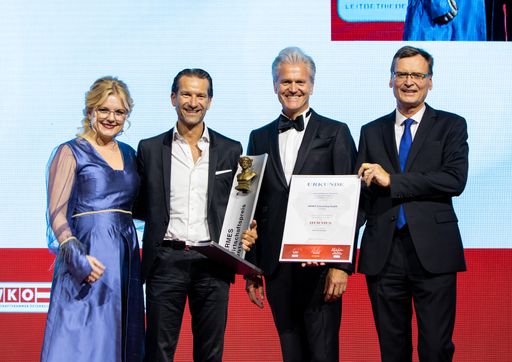 Im Bild von links nach rechts: Monica
Rintersbacher/Geschäftsführerin Leitbetriebe Austria/Moderation,
Oliver Krizek/Eigentümer und Geschäftsführer der NAVAX
Unternehmensgruppe, Michael Miskarik/Leiter der Niederlassung
Österreich HDI Lebensversicherung AG, Thomas Kralinger/
Geschäftsführer KURIER: Oliver Krizek bei der Übergabe des
HERMES.Wirtschafts.Preis in der Kategorie Dienstleistungen im Zuge
der „Gala der österreichischen Wirtschaft“ in der Wiener Hofburg.